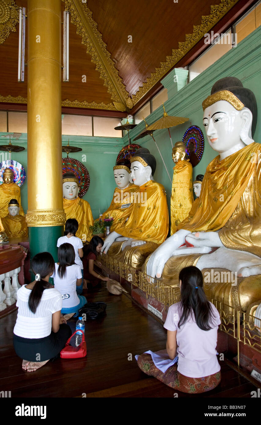 Birmanischen Frauen verehren Buddha-Statuen. Shwedagon Pagode. Yangon. Myanmar Stockfoto