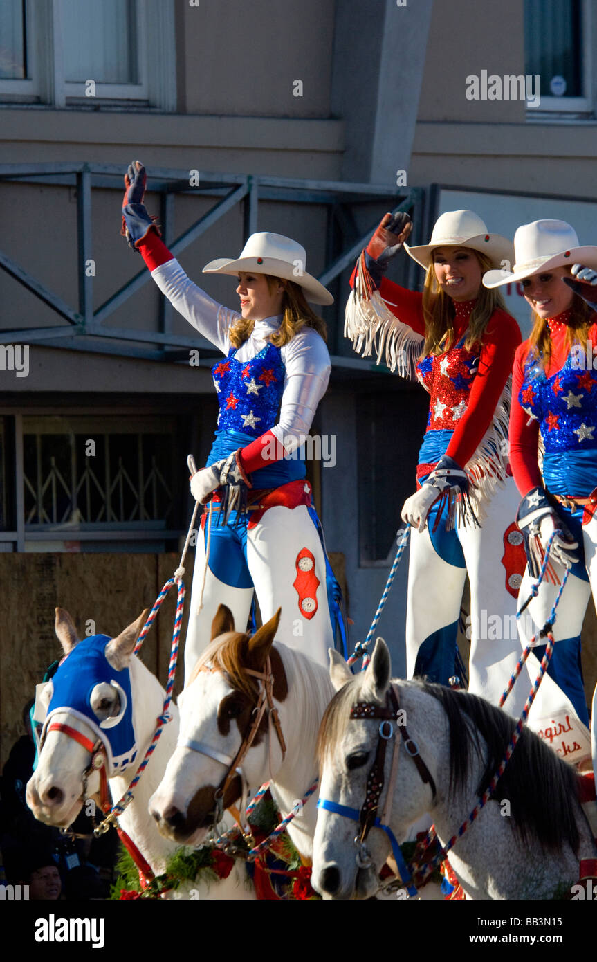 Kalifornien, Pasadena. 2009 Turnier der Rosen, Rose Parade. Alle amerikanischen Cowgirl Küken von Weatherford, Texas. Stockfoto