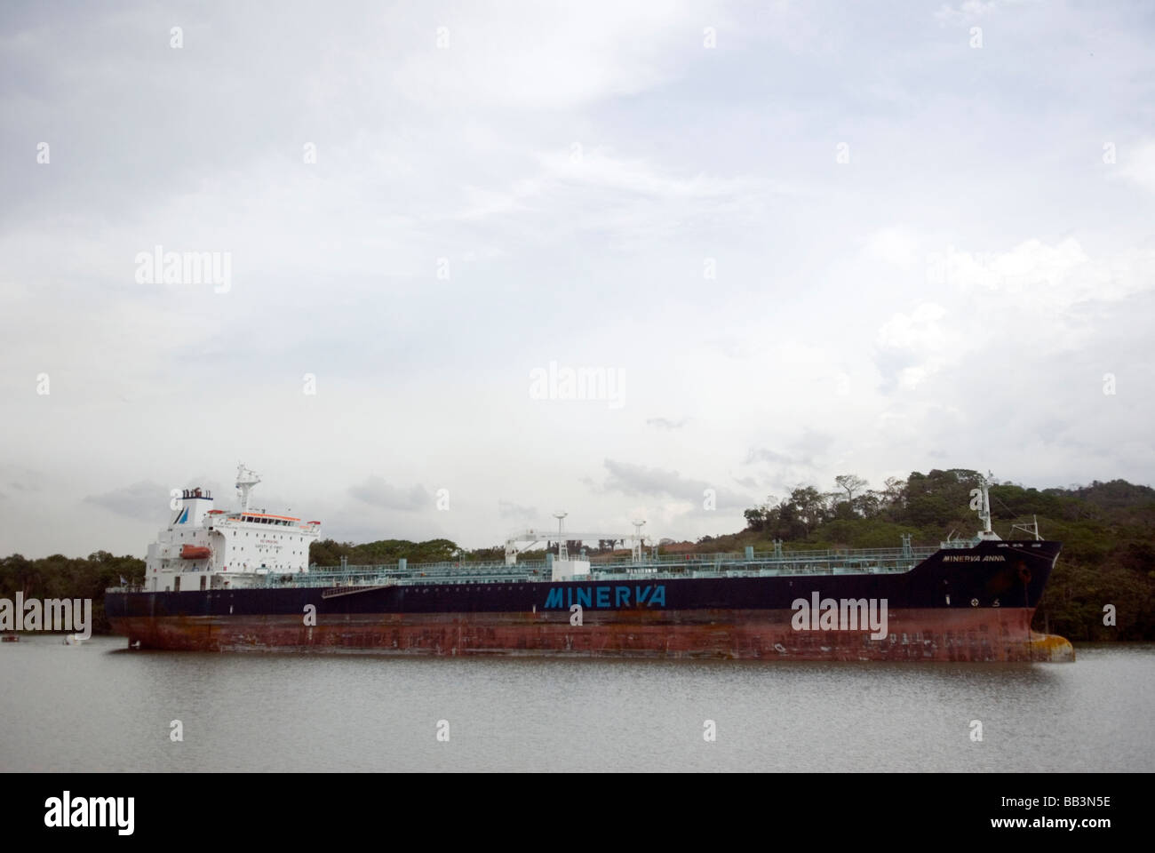 Ein Frachtschiff auf See Miraflores im Panamakanal Stockfoto