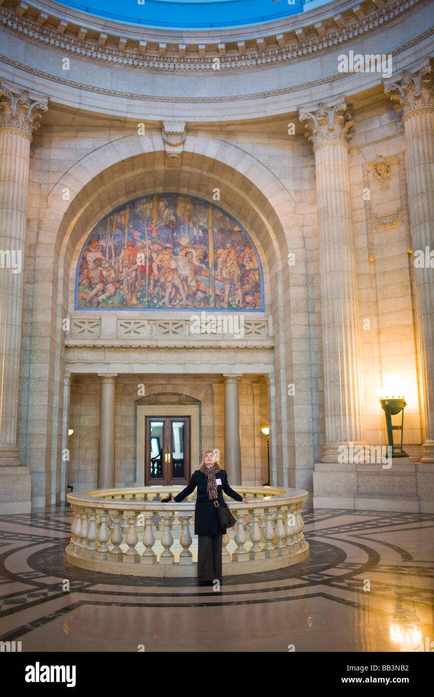Frau bewundern die Innenarchitektur von Manitoba Legislature Building, Winnipeg, Manitoba, Kanada. Stockfoto