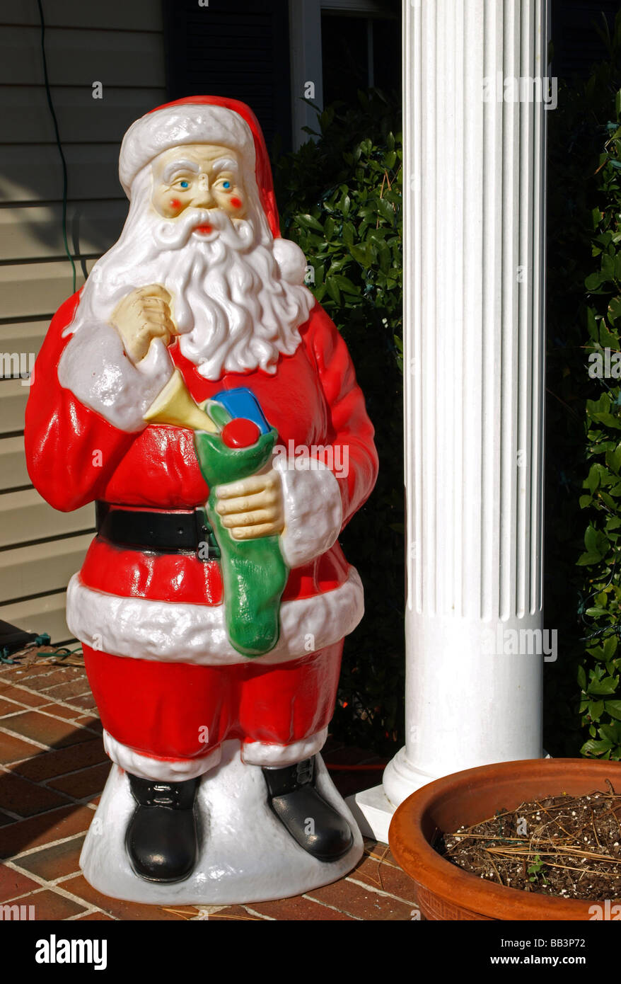 Santa Claus Nikolaus Nikolaus Lifesize Kunststoff Statue Ornament mit helle rote Kleidung, Hut und weißen Bart in schwarzen Stiefeln Stockfoto