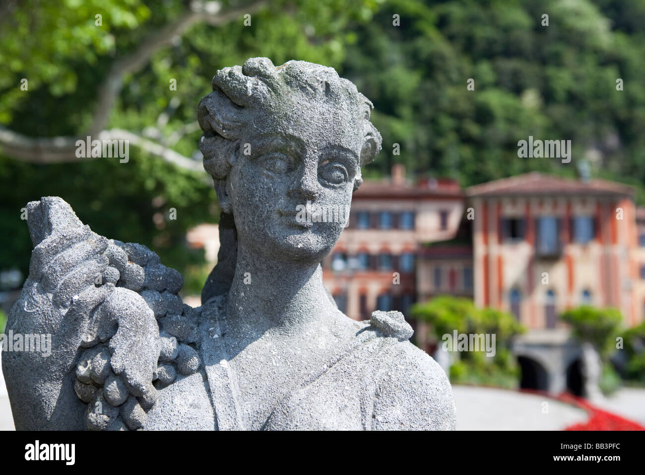 REGINA D ' ITALIA IN DER VILLA D ' ESTE HOTEL GARDEN PALACE. COMER SEE, CERNOBBIO, ITALIEN. DETAIL DER STATUE Stockfoto