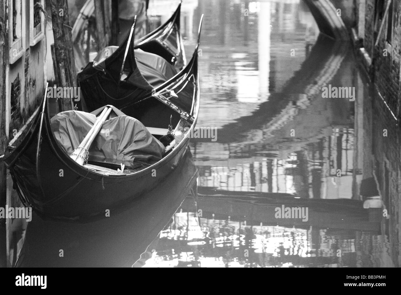 Eine Szene von zwei wunderschön gearbeiteten traditionell venezianischen Transport - die Gondala Stockfoto