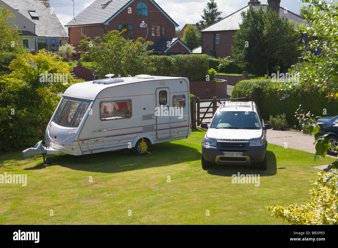Auto und Wohnwagen geparkt im eines Hauses Stockfotografie