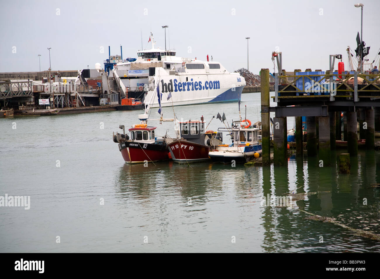 Fähre Schiff und kleine Trawler Boote Newhaven East Sussex England Stockfoto