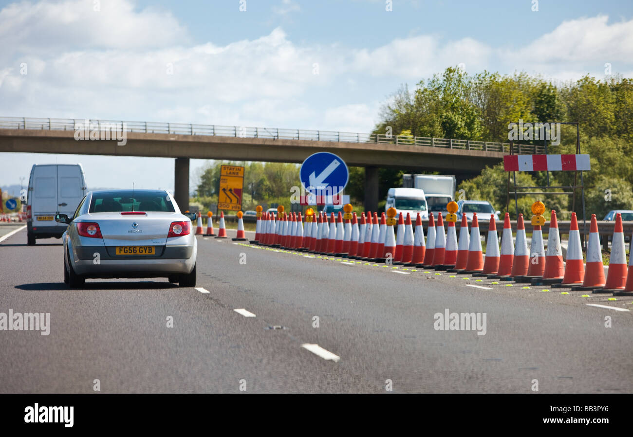 Fahrt durch eine Baustellen-Restrictions-System auf einer UK-Autobahn Stockfoto