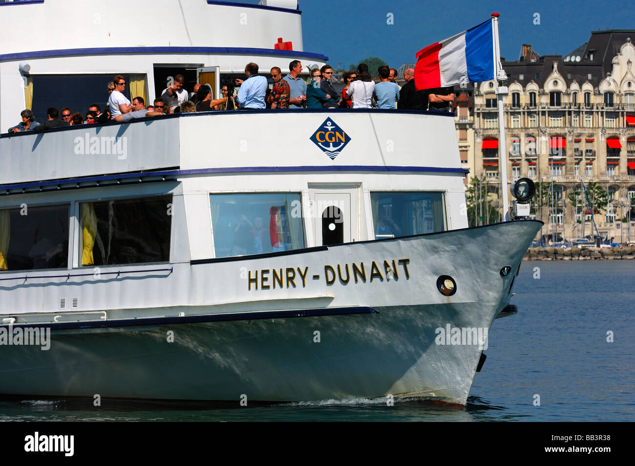 Touristen an Bord des Ausflugs Schiff Henry Dunant auf einer Kreuzfahrt auf dem Genfersee, Genf, Schweiz Stockfoto