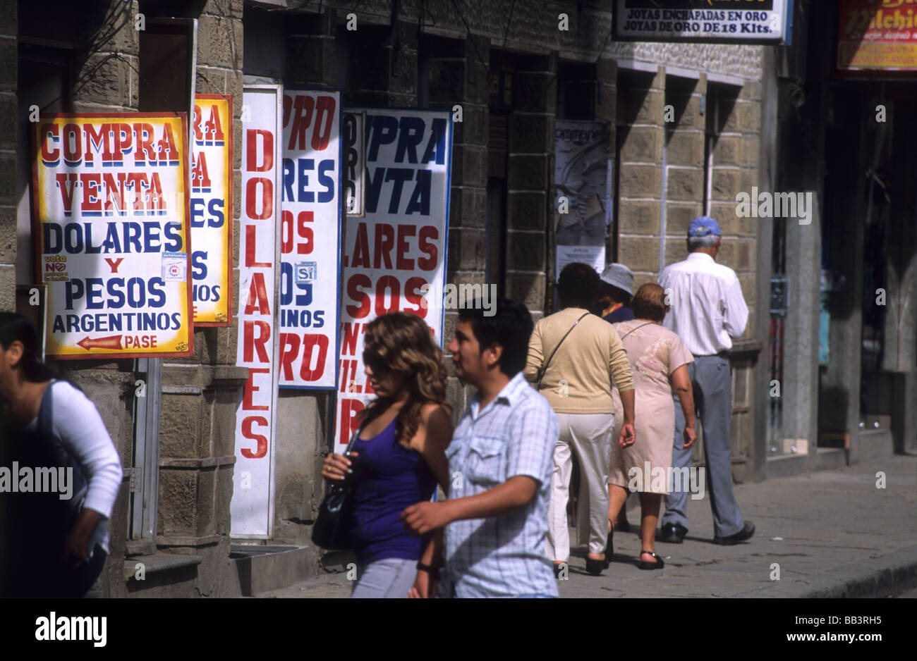 Belebten Straße voller Geldwechsler Ladenschilder, Tarija, Bolivien Stockfoto
