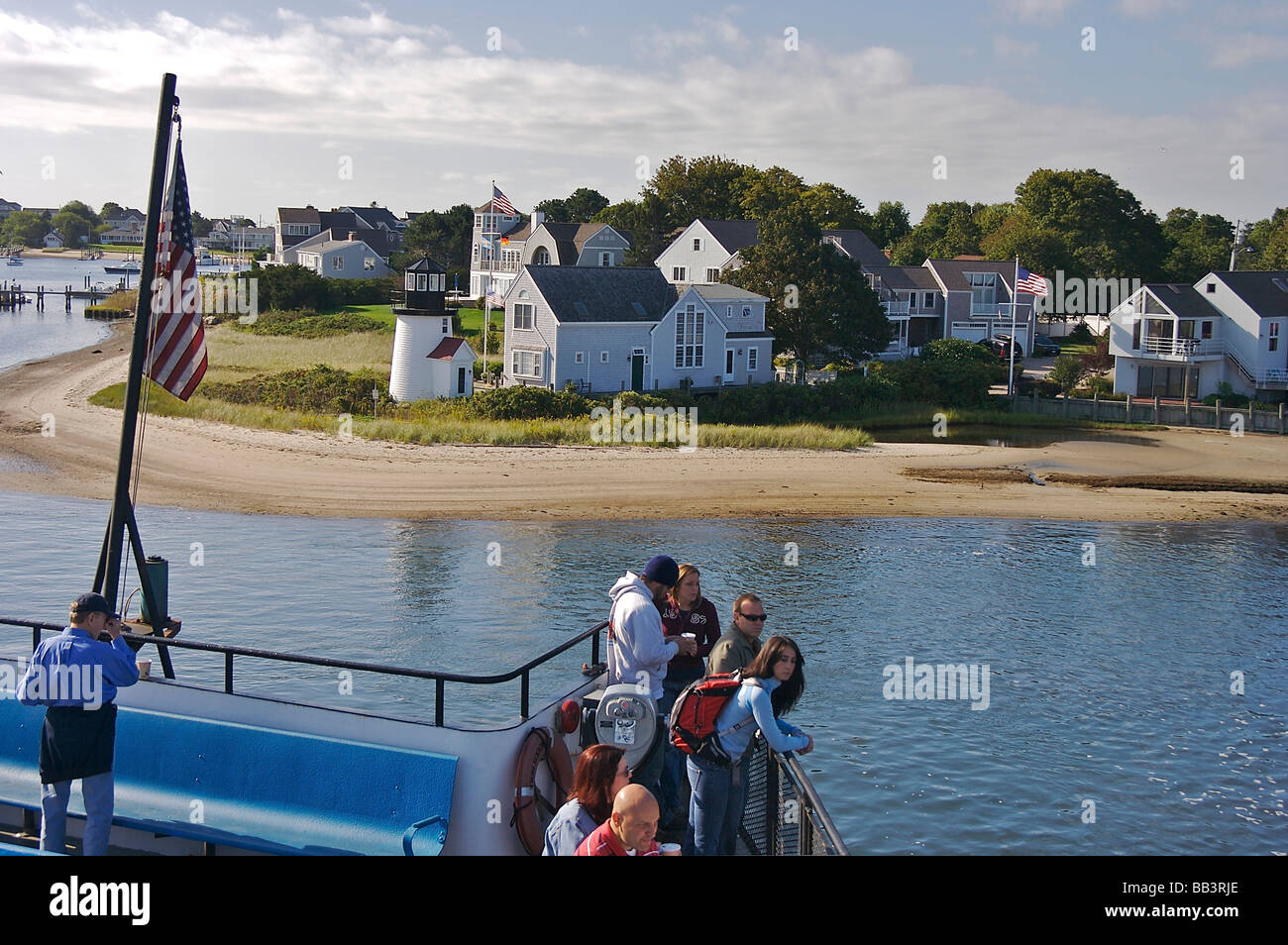 Nordamerika, USA, Massachusetts, Hyannis.  Passagiere auf der Fähre nach Nantucket blicken in Richtung Hyannis Harbor Stockfoto