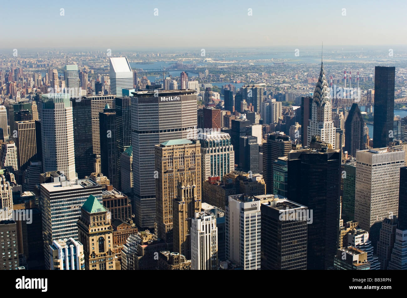 Blick auf Mahattan Skyline und das Chrysler Building von der Aussichtsplattform des Empire State Building. New York, USA Stockfoto