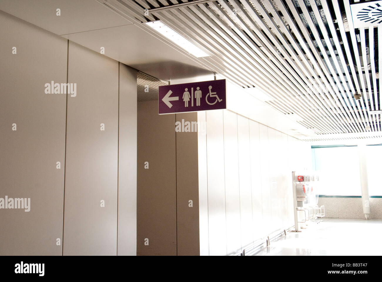 Toilette zu unterzeichnen in Rom Flughafen Stockfoto