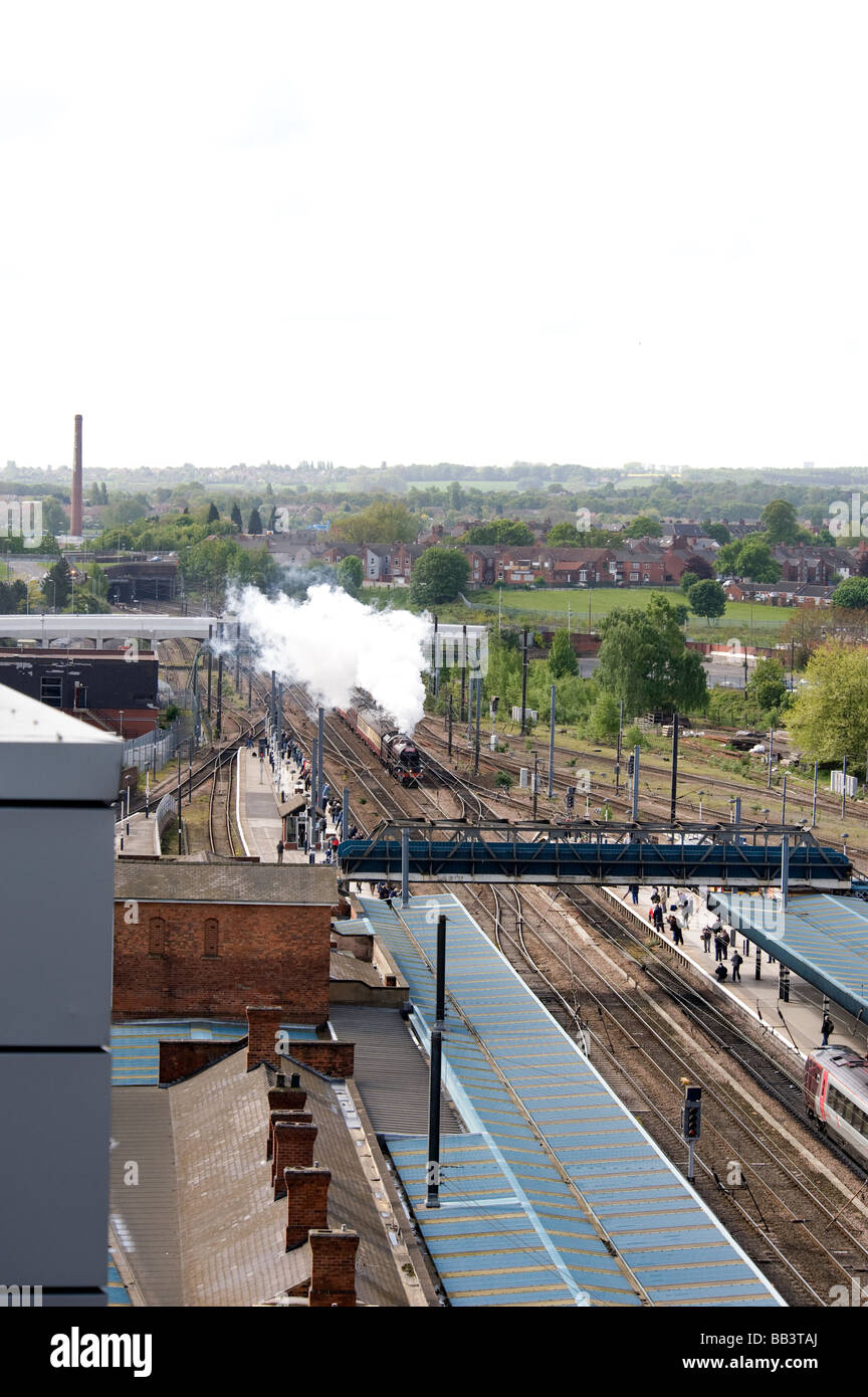 Ariel Blick auf den Bahnhof in Doncaster mit Plattformen, Track und Züge Stockfoto