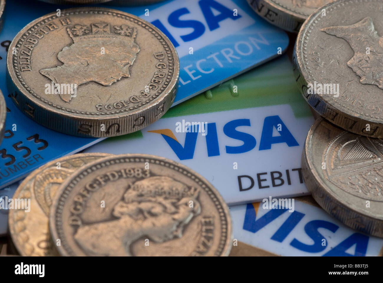 Visa-Karten und Münzen Stockfoto