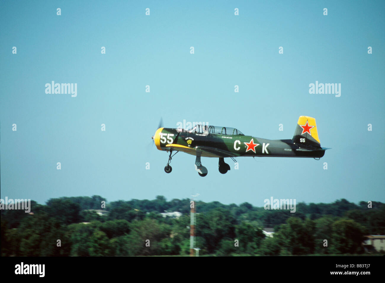 Jak-18U/Nanchang CJ5/6 russische Trainer lizenziert durch die Chinesen ausziehen während CAF Air Show in St. Paul Stockfoto