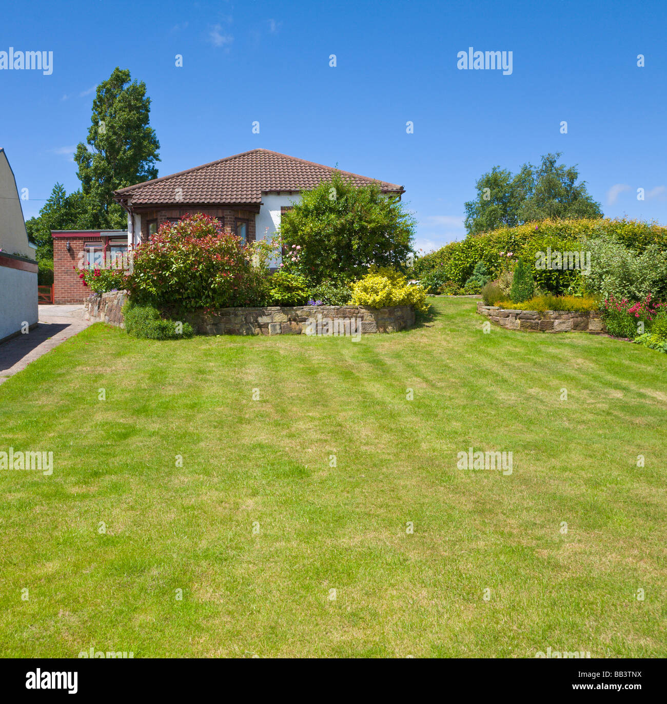 Terrassenförmig angelegten Grenze von Sträuchern im großen Garten und bungalow Stockfoto