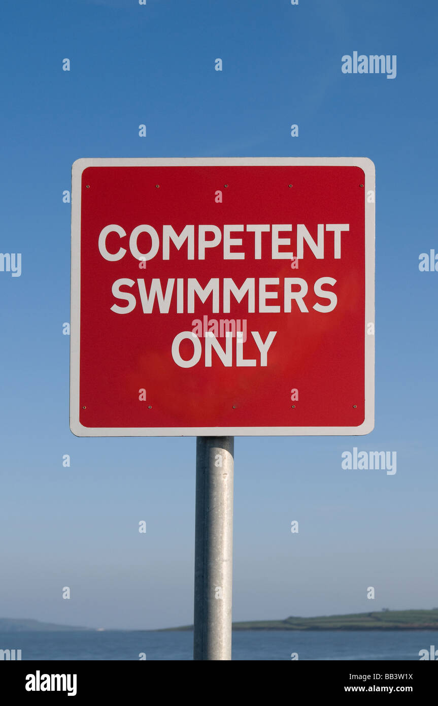 Schild am Badeplatz an Schären, North County Dublin, Irland, sagen: kompetente Schwimmer nur Stockfoto