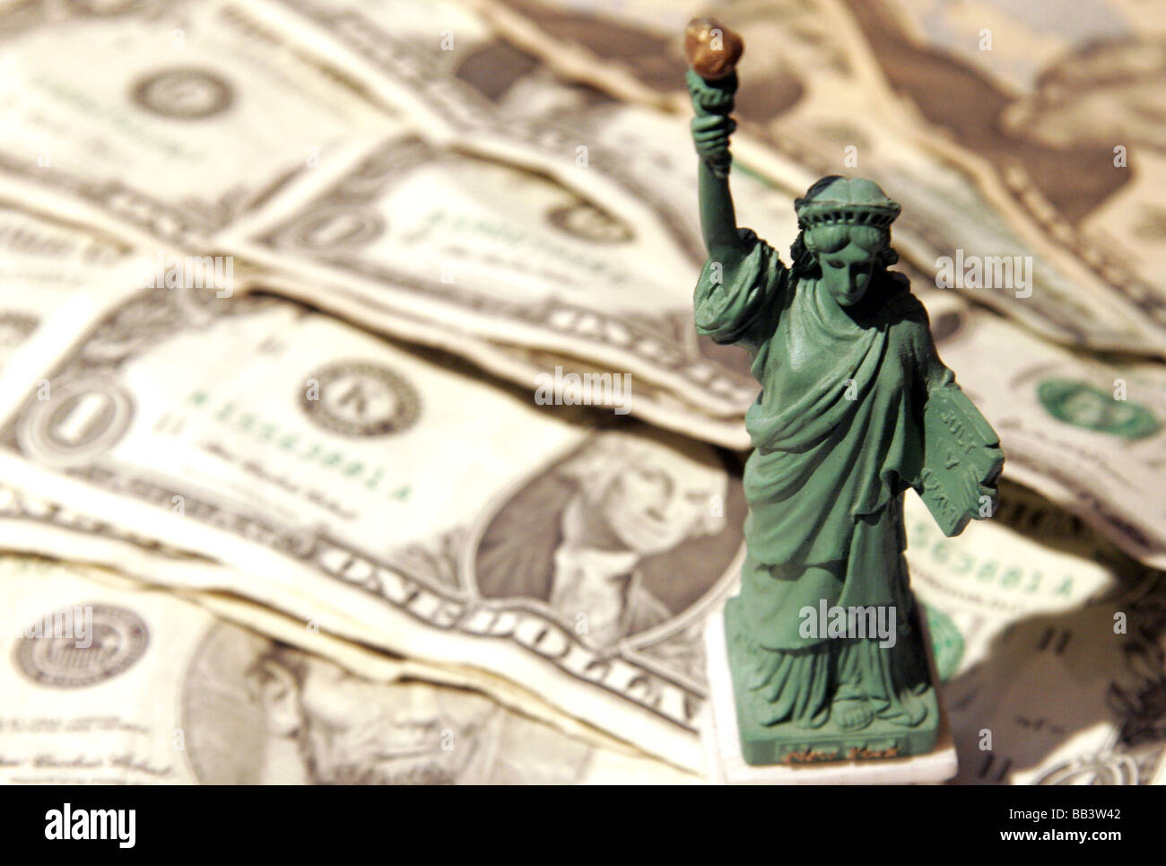 Freiheitsstatue und US-Dollar Stockfoto