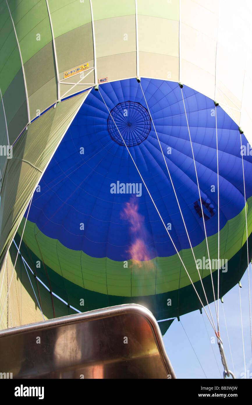 Heißluft-Ballon mit Heißluft von Gasflamme zu füllen Stockfoto