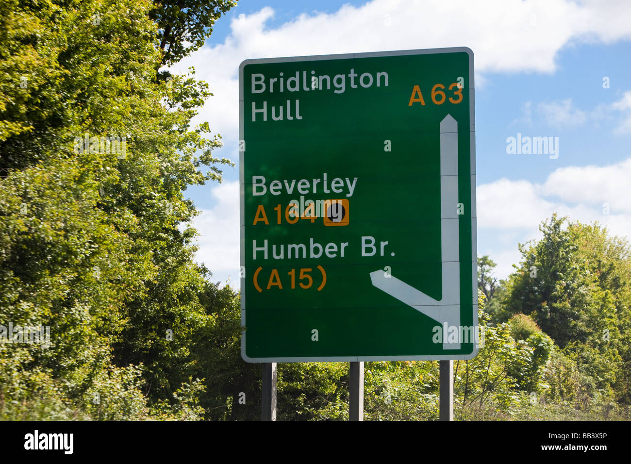 Ein Wegweiser für die primäre Route mit Informationen zur Junction England UK Stockfoto