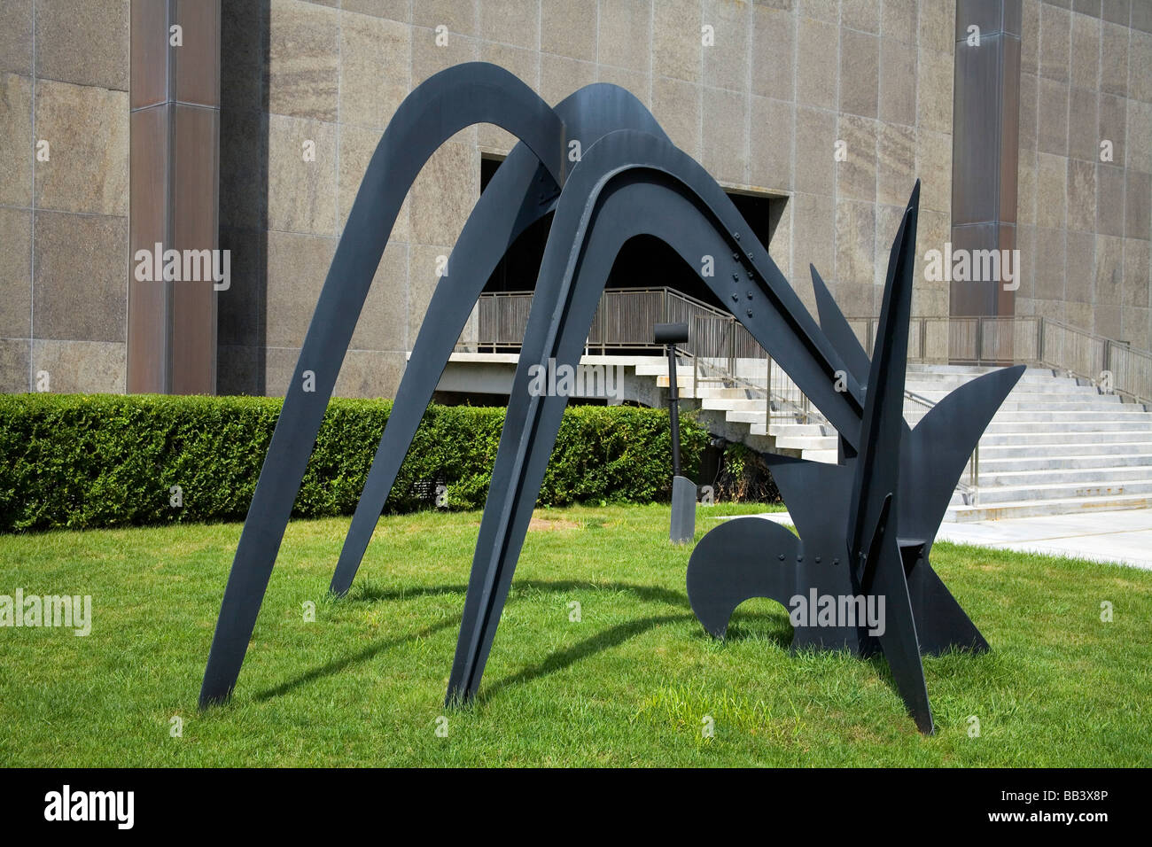 Drei Bögen von Alexander Calder außerhalb Munson Williams Proctor Arts Institute; Utica, New York, USA Stockfoto