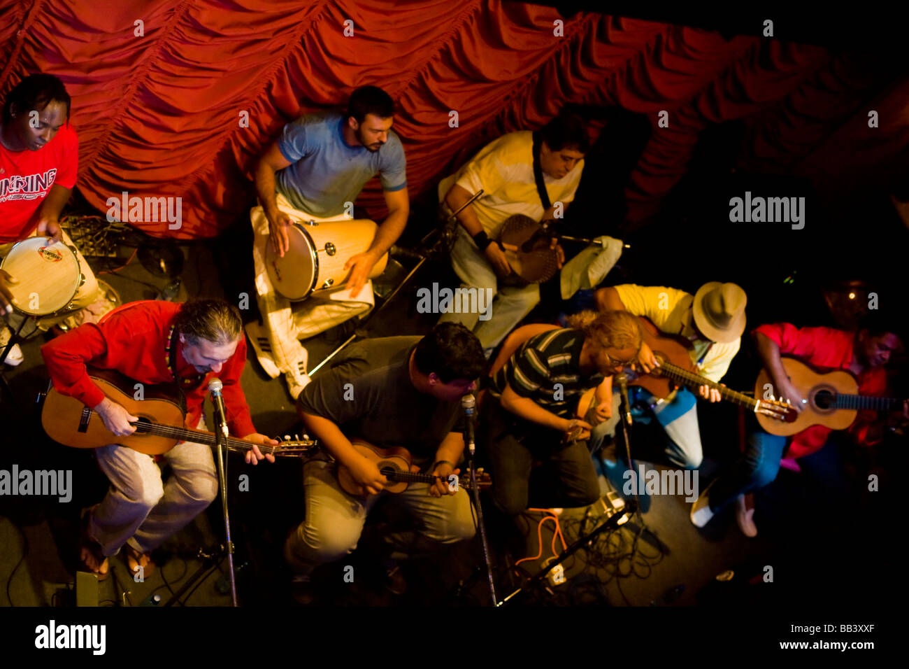 Moacyr Luz traditionelle Samba-Band im Rio Scenarium Club im Stadtteil Lapa, Rio De Janeiro, Brasilien. Stockfoto