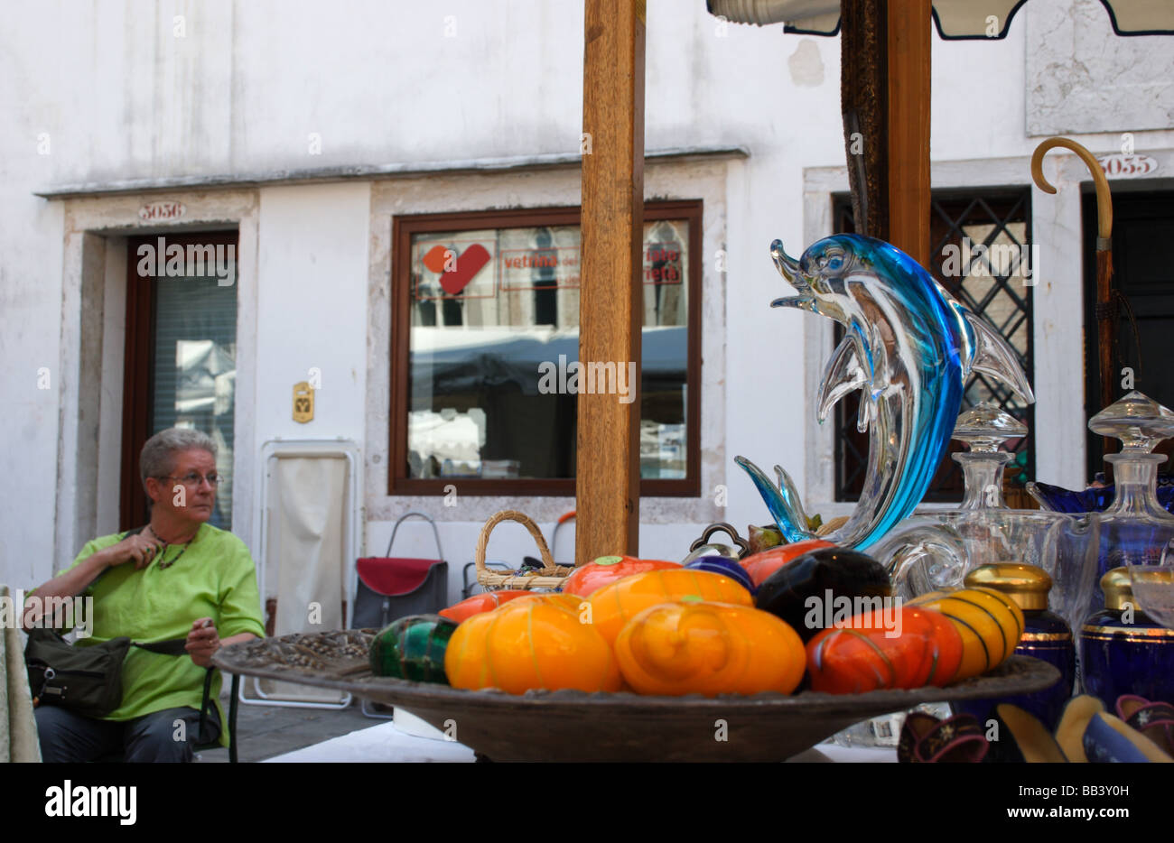 Venedig: Glas Souvenirs & Frau auf Flohmarkt Stockfoto