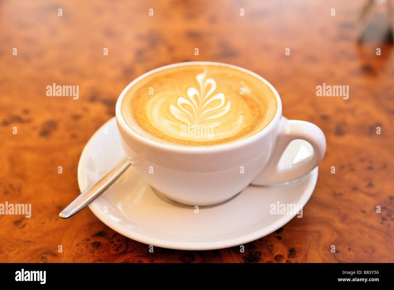 Kaffee-Kunst in einer täglichen Tasse Kaffee Stockfoto