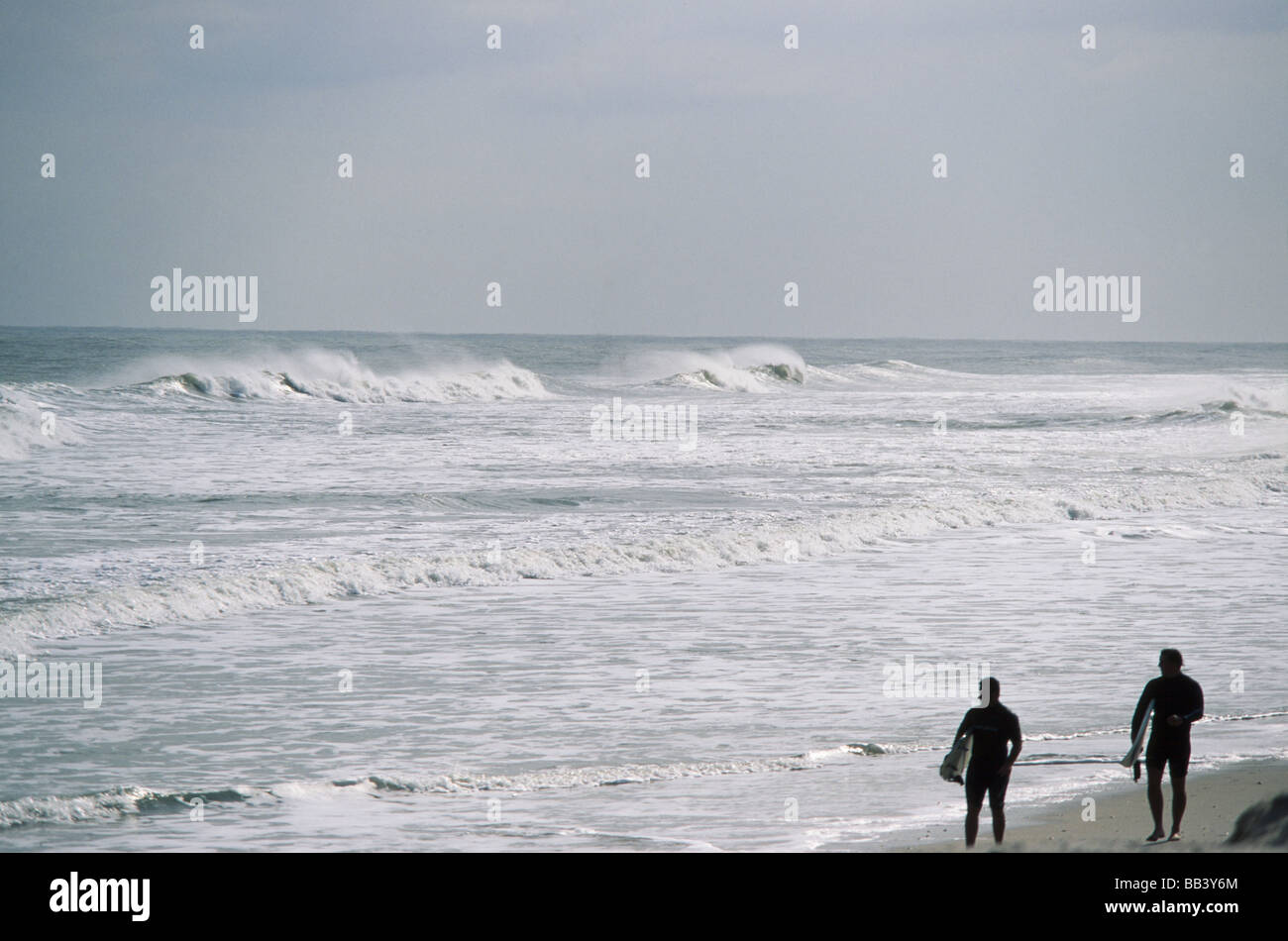 Surfer am Strand, Florida, bewölkten Tag Stockfoto