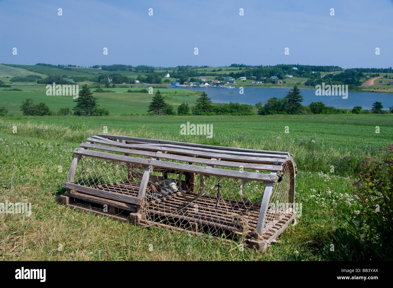 Kanada, Prince-Edward-Insel. Die Hostetter Overlook, Blick auf typische Fischerdorf, Hummerfalle. Stockfoto