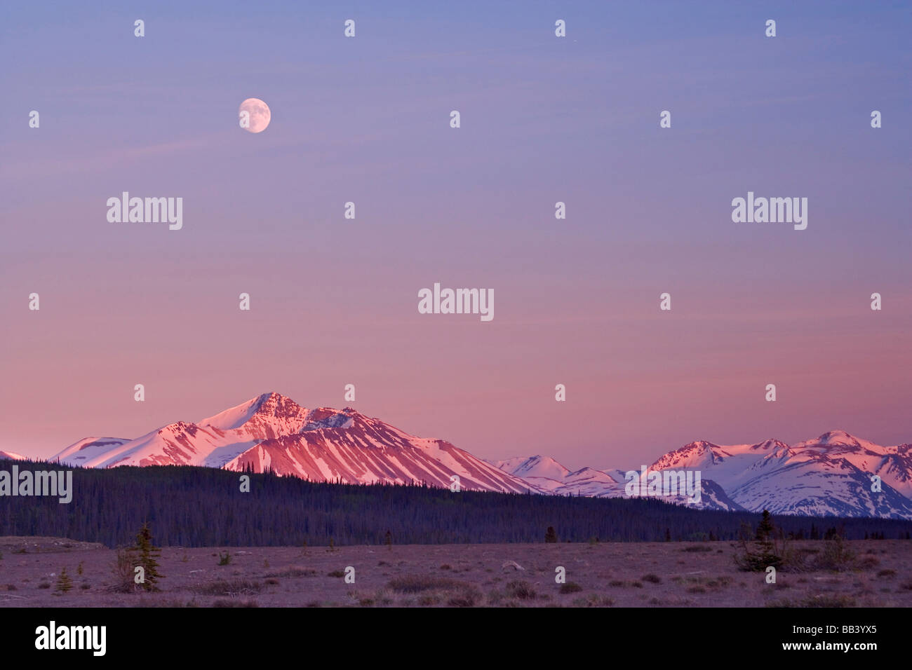 Kanada, British Columbia, Yukon Territory Alsek River Valley. Landschaft der Mondaufgang über Berge bei Sonnenuntergang. Stockfoto