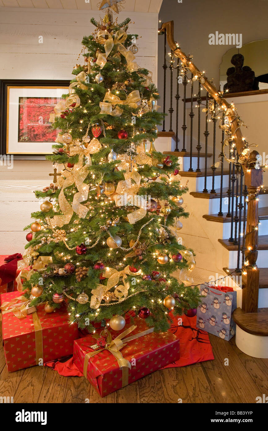 Weihnachtsbaum, Geschenke und Dekorationen in einem amerikanischen