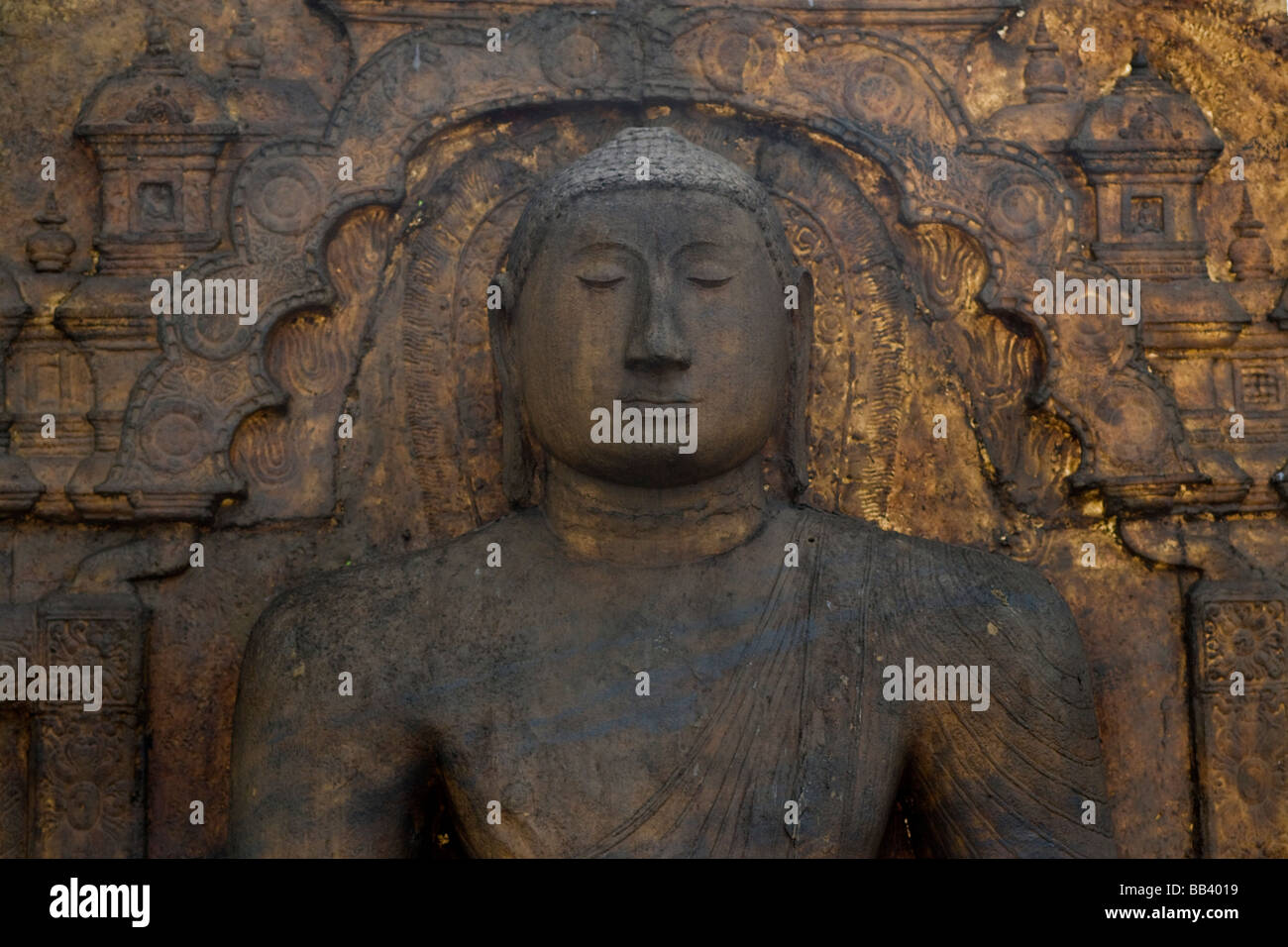 Buddha-Statue im Inneren des Tempels Gangarama, Gangaramaya, in Colombo, Sri Lanka. Stockfoto