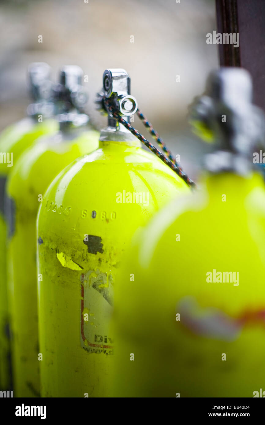 Reihe von Pressluftflaschen Tauchen auf einem Boot in Arraial do Cabo, Brasilien. Stockfoto