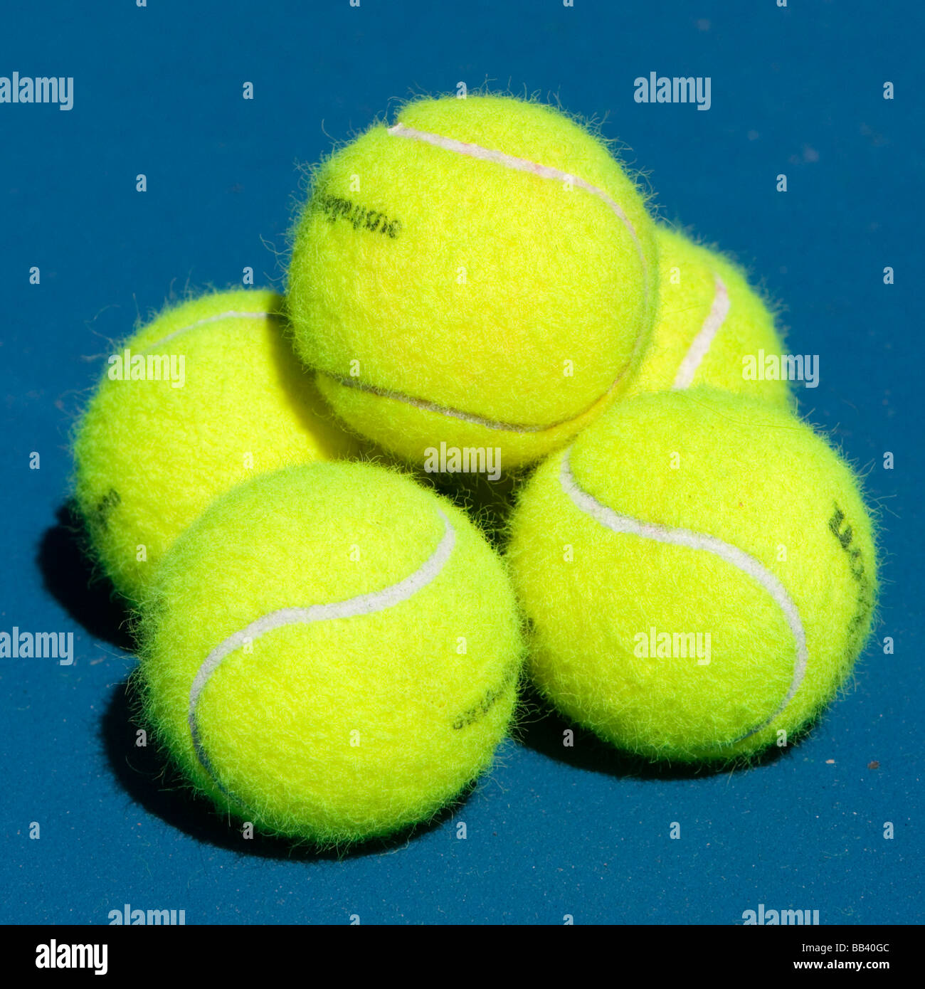Tennis Balls Pile Stockfotos und -bilder Kaufen - Alamy