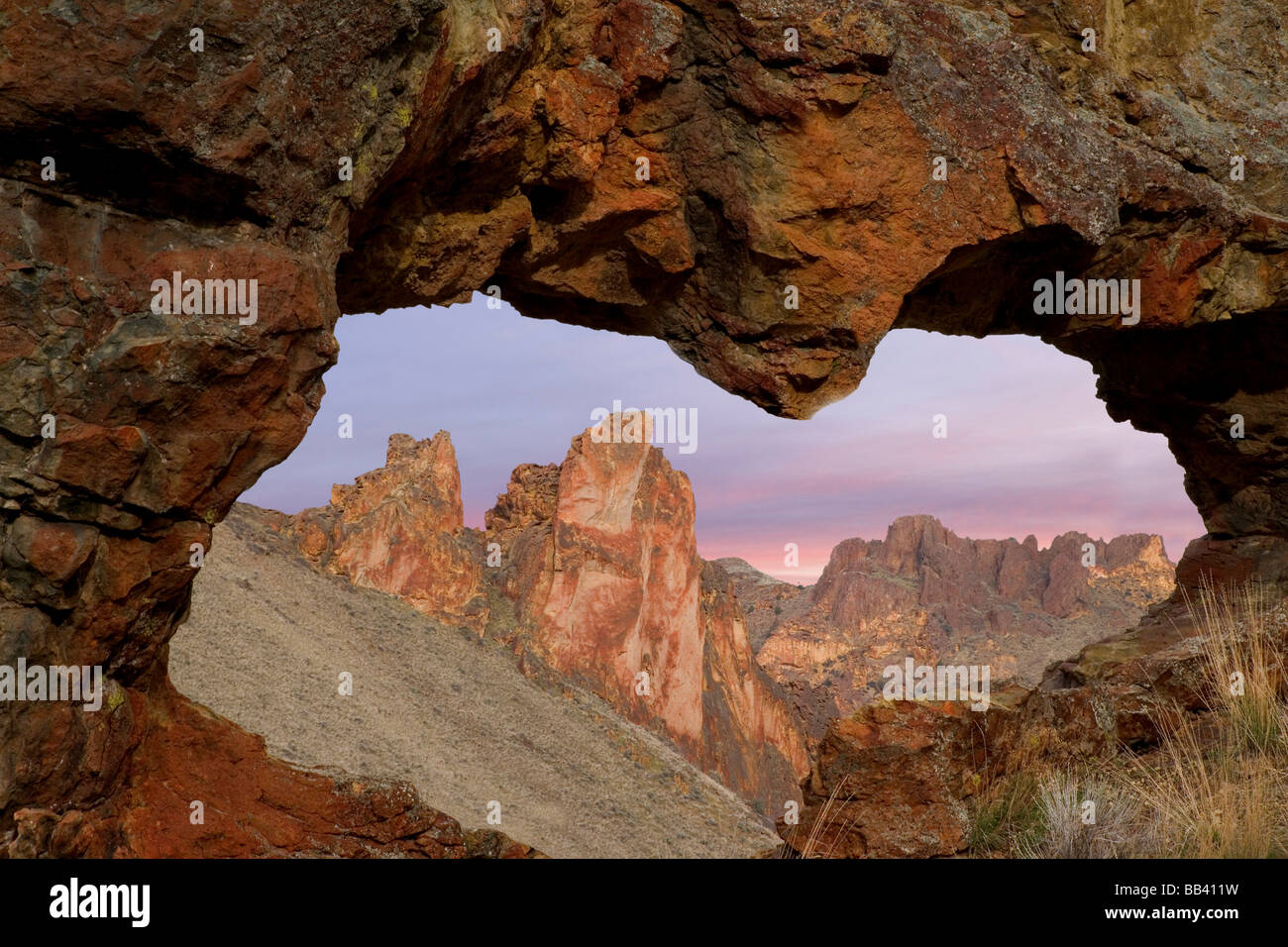 USA, Oregon. Blick auf Leslie Gulch durch Felsen Öffnung. Stockfoto