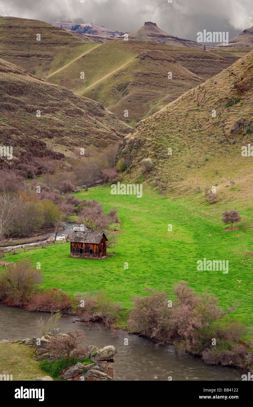 USA, Oregon. Anzeigen der alten Scheune und Imnaha River in Imnaha Tal. Stockfoto