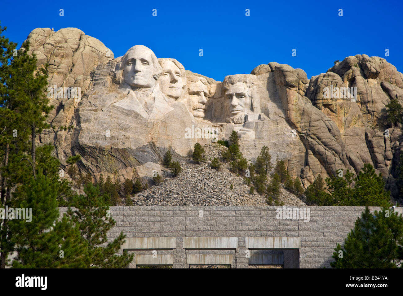 USA, South Dakota. Übersicht über Mount Rushmore National Memorial tagsüber mit einem Teil der großen Terrasse im Vordergrund. Stockfoto