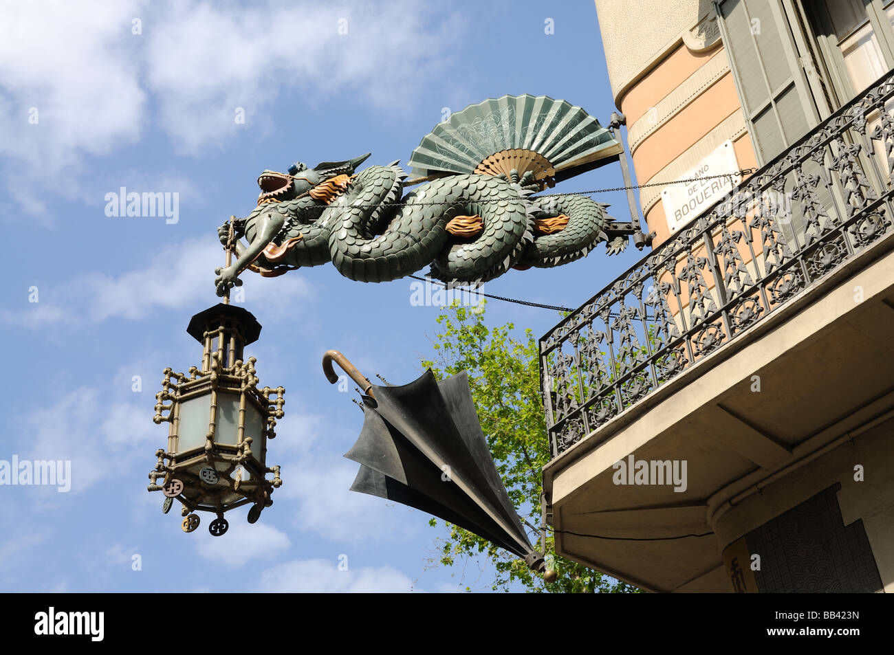 Chinesische Drachen am Casa Bruno Quadros in Barcelona, Spanien Stockfoto