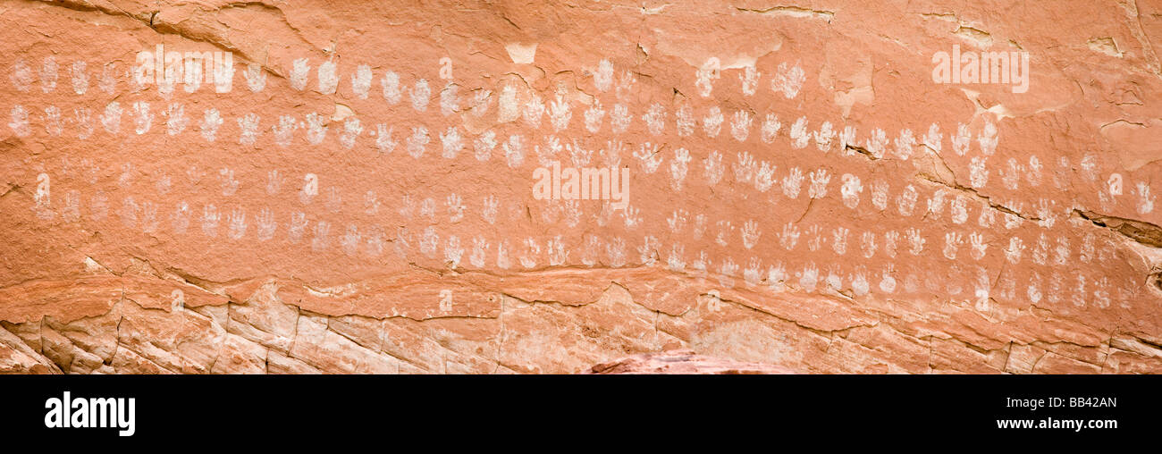 USA, Utah, Grand Staircase-Escalante Nationalmonument. Detail der hundert Hände Piktogramm auf Felsen. Stockfoto