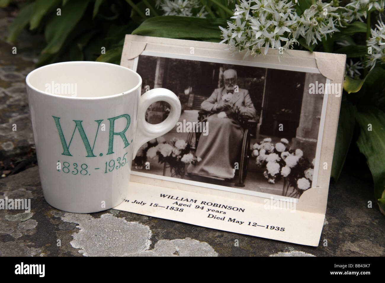 William Robinson Erinnerungsstücke und ein Foto von ihm in den neunziger Jahren Gravetye Manor West Sussex Stockfoto
