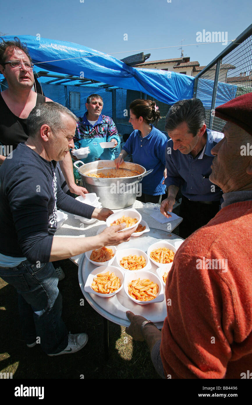 Freiwillige verteilen Pasta zu einer öffentlichen Futterstelle Assergi Arbruzzo nach dem Erdbeben vom 6. April Italy Stockfoto