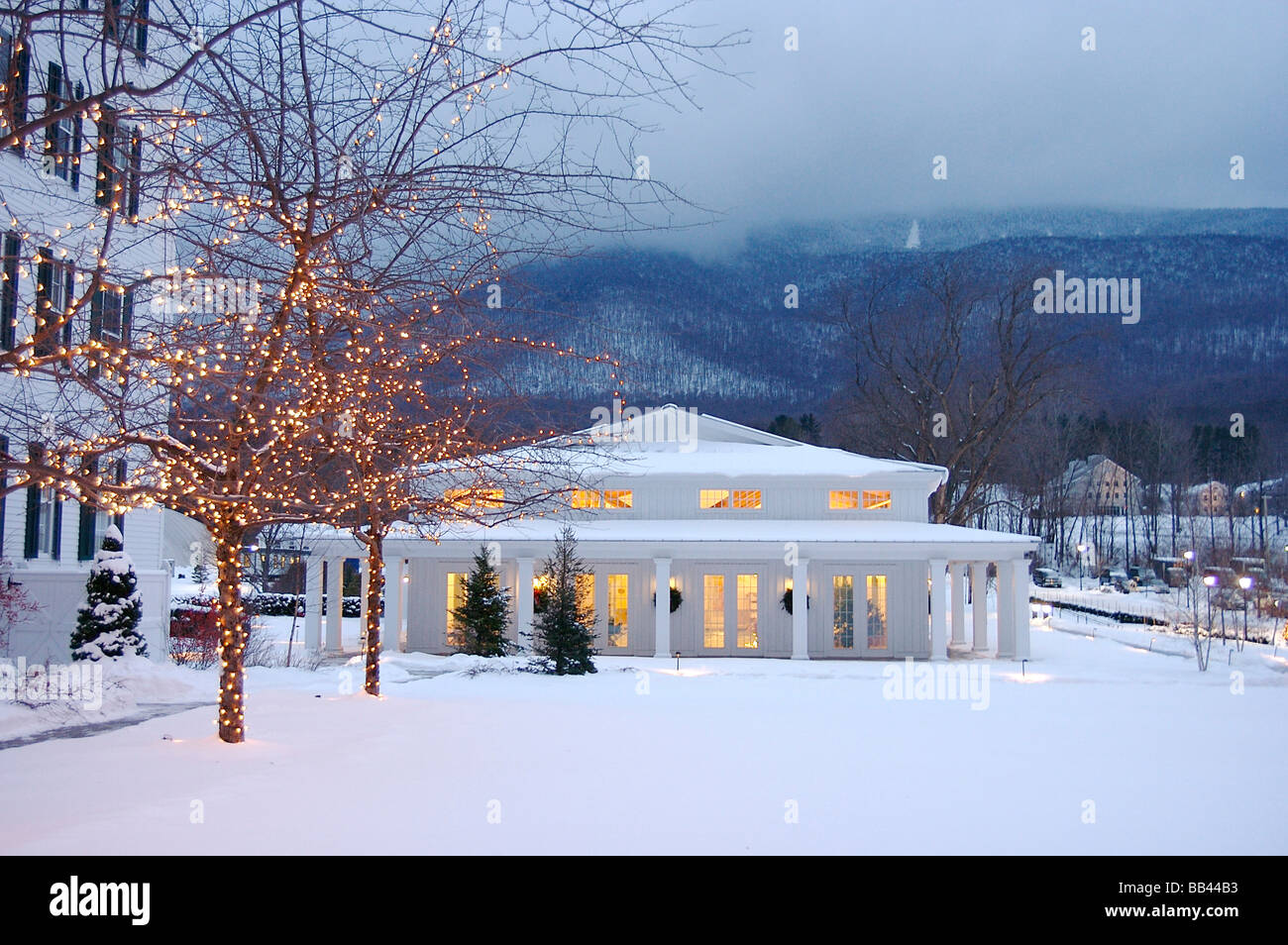 Nordamerika, USA, Vermont, Manchester Village. Das Gebäude, das Spa im Equinox Resort im Schnee Stockfoto