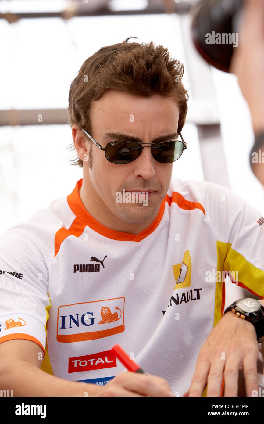 Fernando Alonso Renault treffen Fans beim Grand Prix von Bahrain 2009 Stockfoto