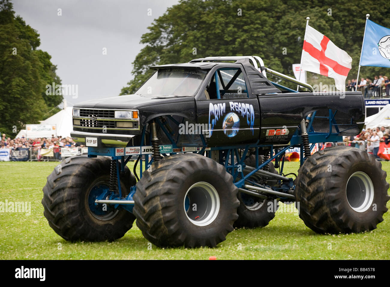 Monster trucks vernichtende alte Autos bei einer Farm Show, Gloucestershire, UK Stockfoto
