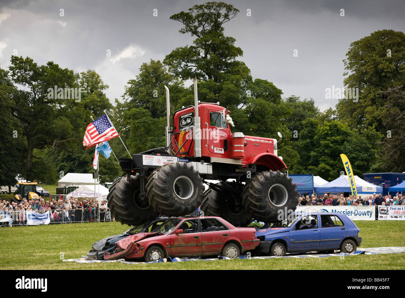 Monster trucks vernichtende alte Autos bei einer Farm Show, Gloucestershire, UK Stockfoto