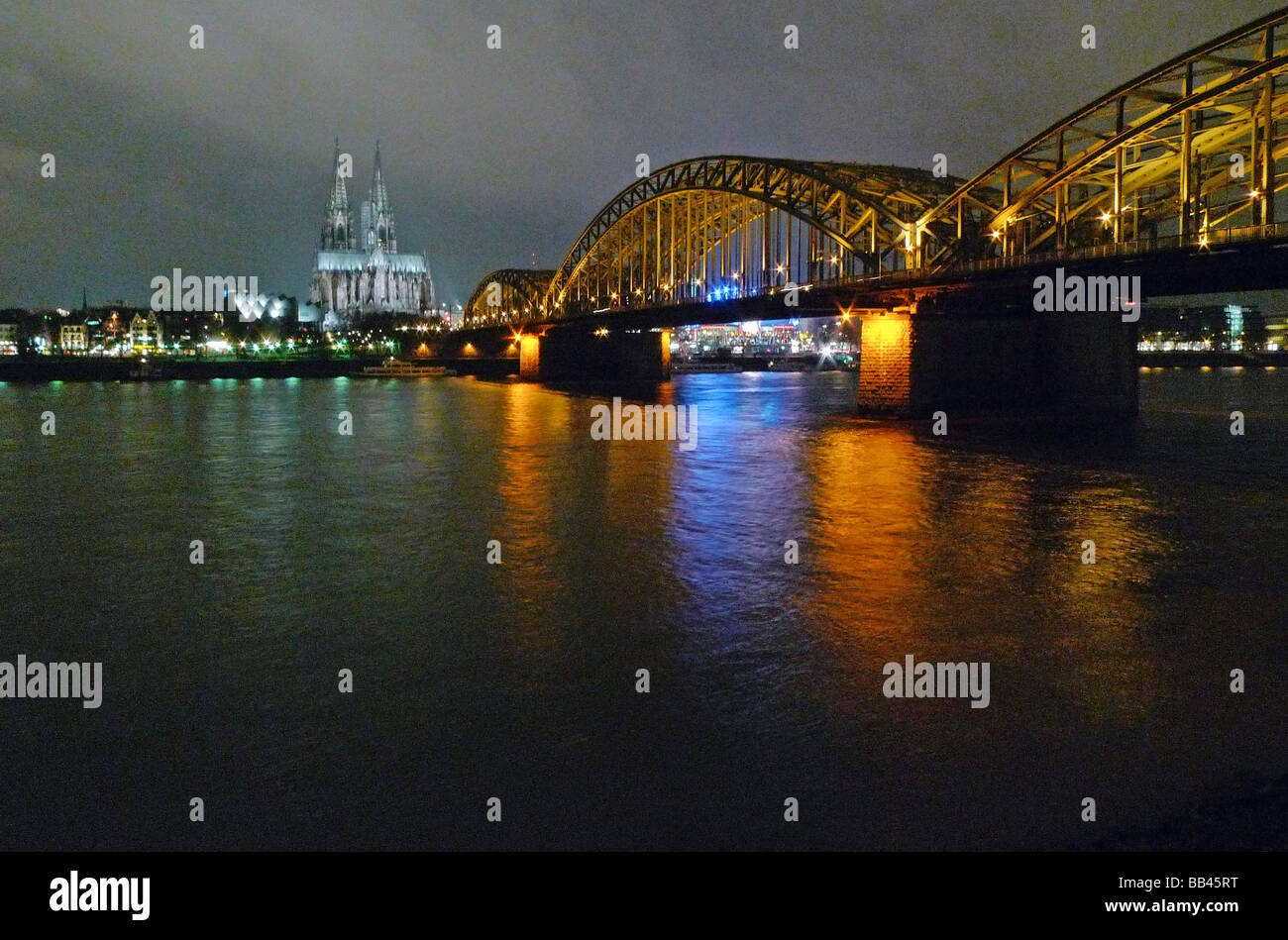 Köln mit Deutzer Brücke über den Rhein Stockfoto