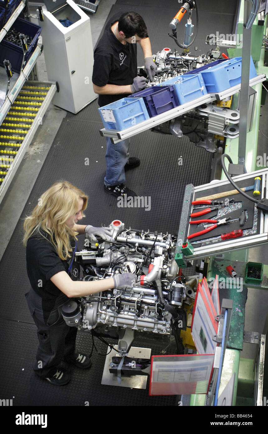 Mitarbeiter bei Mercedes Benz Stockfoto