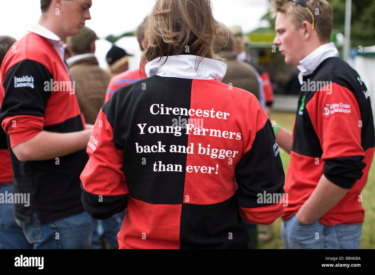 Junge Landwirte in einem ländlichen Bauernhof zeigen, Cirencester, Großbritannien Stockfoto
