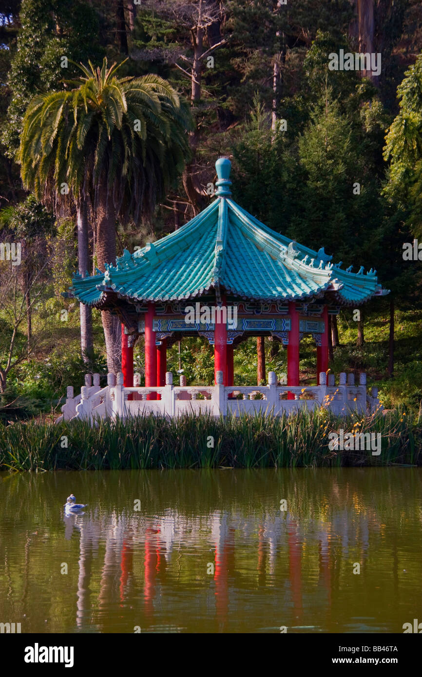 In San Francisco am Stow Lake umgibt reiche Vegetation auch genannt Taiwan Pavillon Golden Gate-Pavillion Stockfoto