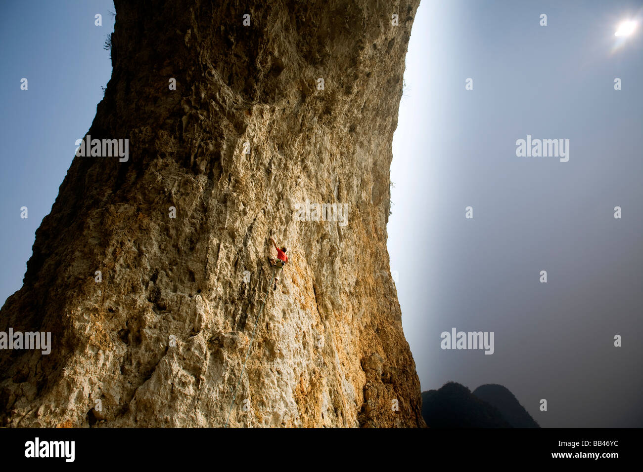 Eine Person, Klettern in Yangshuo, China. Stockfoto